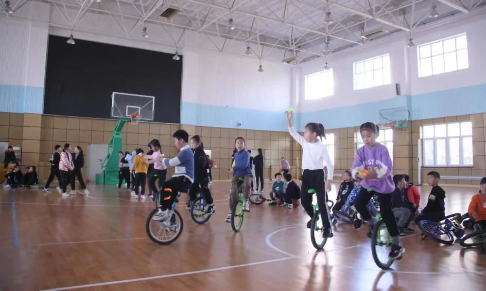 Εντυπωσιάζουν οι πιτσιρικάδες που παίζουν μπάσκετ με... μονόκυκλα!